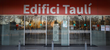 Foto portada: entrada principal de l’hospital de Sabadell, aquest dimecres. Autora: Alba Garcia.