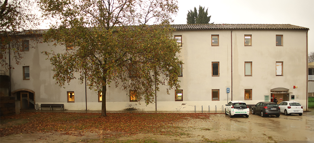 Foto portada: el Molí de Sant Oleguer, primer alberg juvenil, després centre per a joves migrants i finalment alberg temporal per a sensellar. Autora: Alba García.