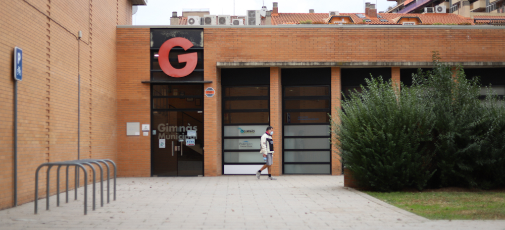 Foto portada: entrada del Gimnàs Municipal, a la plaça de Frederic Monpou. Autora: Alba Garcia.