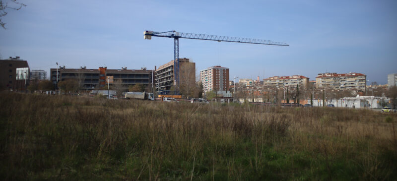 El solar on s'han de fer els pisos de lloguer de Can Gambús, l'any 2021. Autora: Alba Garcia. 