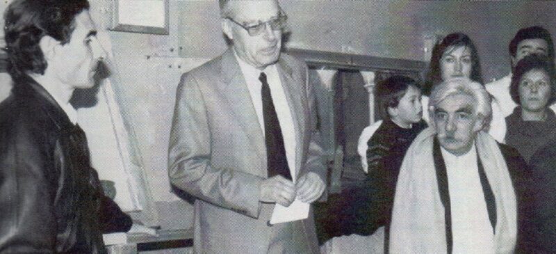 L'alcalde Farrés, el president de l'Agrupació de Pessebristes i el regidor de Cultura en la inauguració de l'exposició de pessebres (1988).