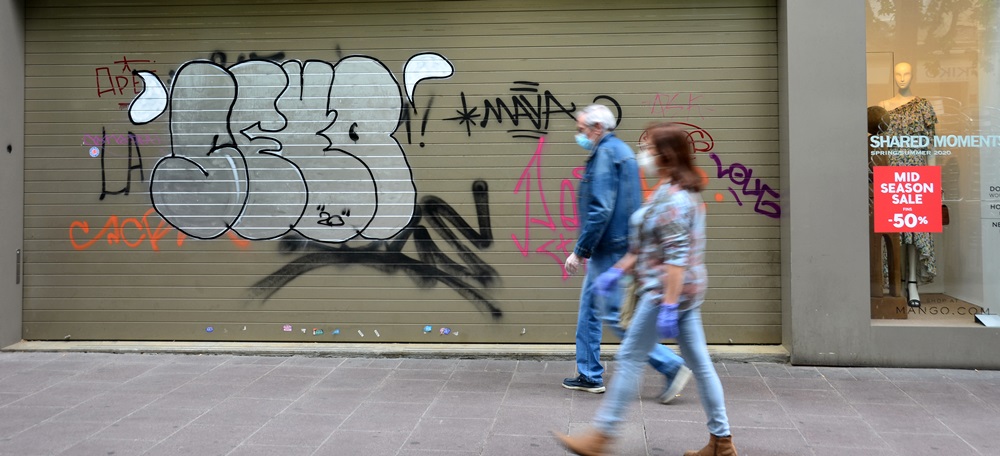 Foto portada: un comerç tancat a la Rambla, durant l’anterior confinament. Autor: David B.