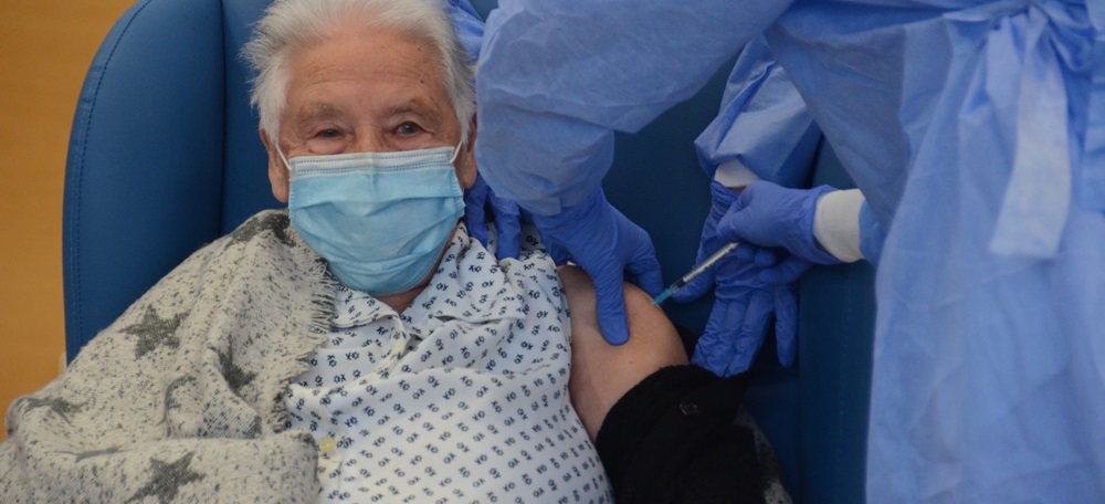 Foto portada: Vicenta Vega, segona persona en vacunar-se contra el coronavirus a Sabadell. Autor: David B.