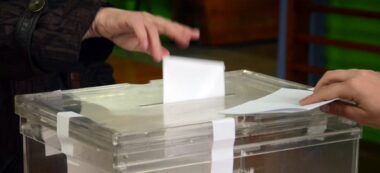 Foto portada: un votant, a les eleccions del 14-F. Autor: David B.