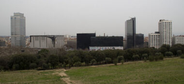 Foto portada: els edificis més icònics de l'Eix Macià. El segon més alt començant des de la dreta són els jutjats. Autor: M.Centella.