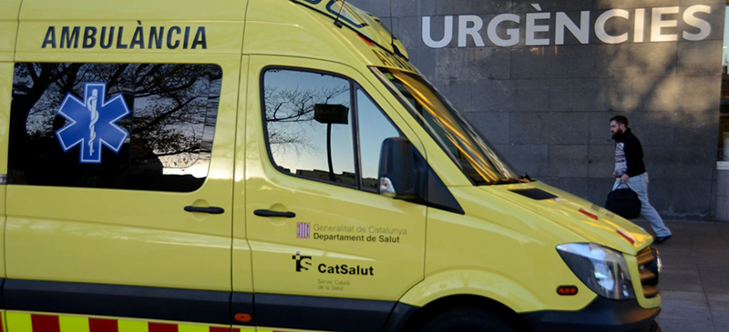 Foto portada: una ambulància a les urgències del Parc Taulí. Autora: Alba Garcia.