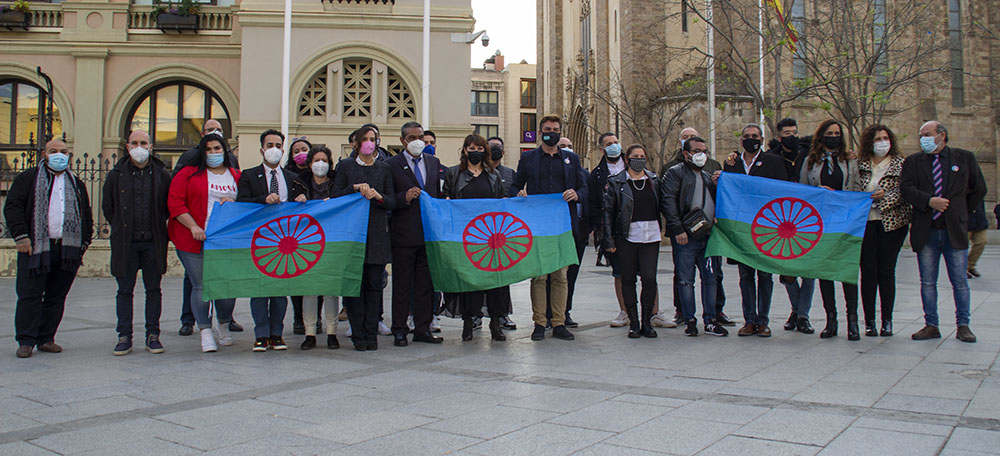 Foto portada: representants de l'Ajuntament i del col·lectiu gitano, aquest vespre a la plaça del doctor Robert. Autor: M.Centella.