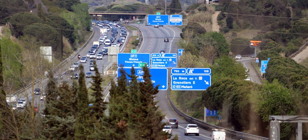 Pla general del peatge de la Roca del Vallès en sentit sud el Dilluns de Pasqua per la tarda, el 5 d'abril de 2021. Autor: ACN.