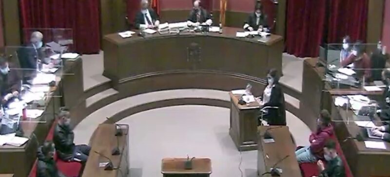 Foto protada: pla general, extret de senyal institucional, de la sala durant el judici contra quatre acusats d'una violació múltiple a Sabadell, el 7 d'abril de 2021. (Horitzontal)