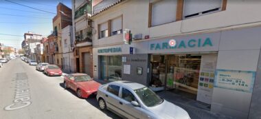 Foto portada: la farmàcia, al carrer de la Saboneria. Foto: Google Street View.