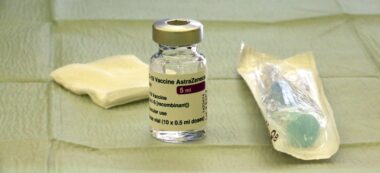 Foto portada: un vial d'una vacuna d'AstraZeneca i una xeringa. Foto publicada l'11 de febrer del 2021 (horitzontal)