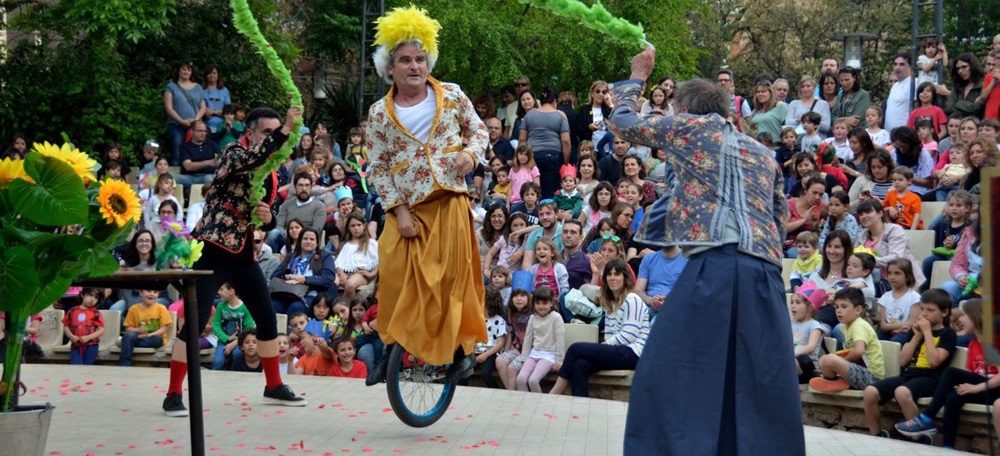 Foto portada: espectacle familiar per Sant Jordi, als Jardinets, l'any 2018. Autor: David B.