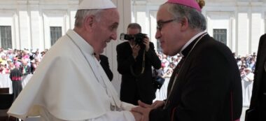 El papa Francesc saluda el bisbe de Terrassa i nou arquebisbe de Sevilla, José Ángel Saiz Meneses (Horitzontal).