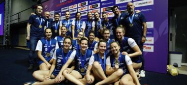 Foto portada: l'equip femení del CN Sabadell, a la piscina. Autor: @cn_sabadell via Twitter.