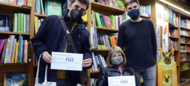 Foto portada: els guanyadors del VIIè concurs de microrelats i el representant de la llibreria PAES, aquest dijous. Autor: David B.
