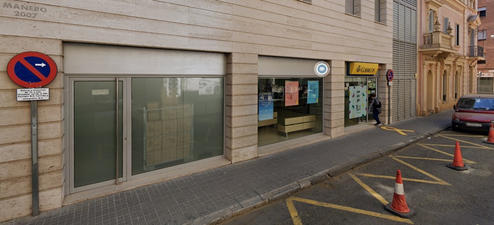 Foto portada: oficina de Correus al carrer Indústria. Autor: Google Street View.