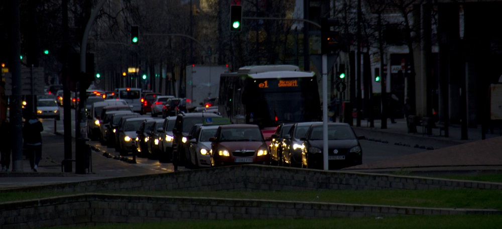 Foto portada: vehicles a la Ronda Ponent, en un vespre de març. Autor: M.Centella.