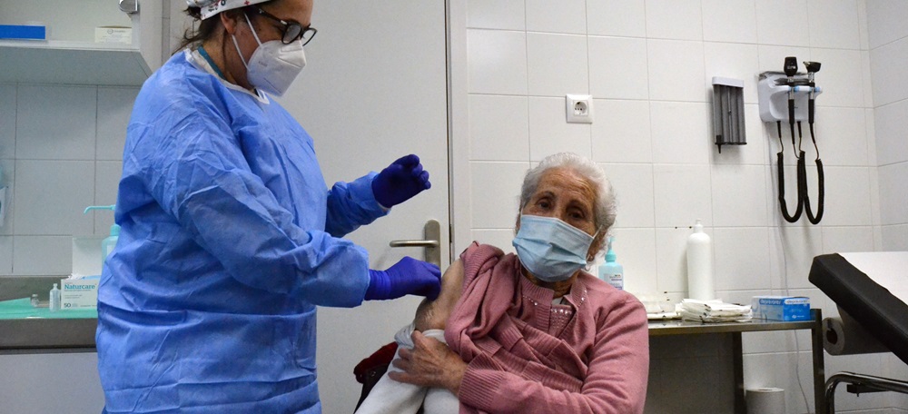 Foto portada: vacunació a una anciana al CAP Nord, el mes de febrer. Autor: J.d.A.