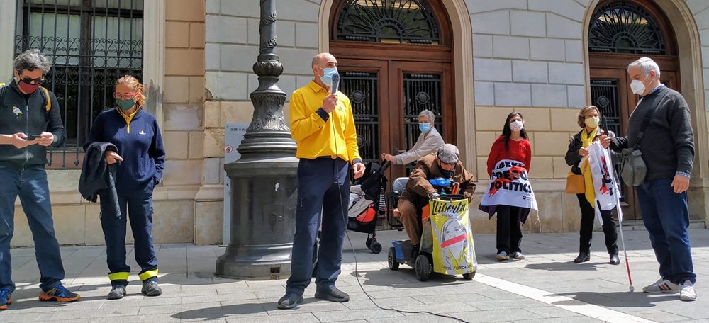Foto portada: un carter, aquest migdia a la plaça Sant Roc. Autor: J.d.A