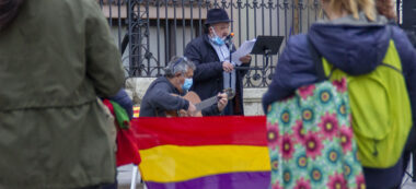 Foto portad: poesia i música a la plaça del Doctor Robert. Autor: M.Centella.