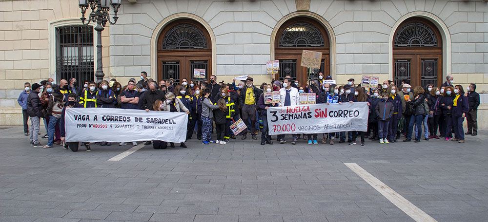 Foto portada: un moment de la concentració d'aquesta tarda. Autor: M.Centella.