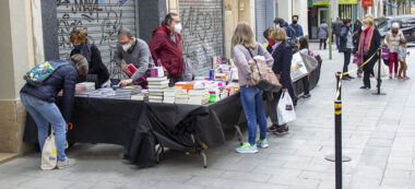 Parada de venda de llibres al carrer Sant Jaume, aquest dijous. Autor: M.Centella.