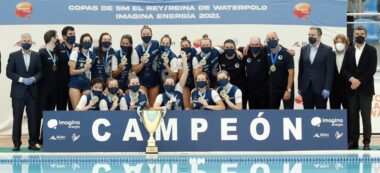 Foto portada: les jugadores del CN Sabadell, equip tècnic, directius i membres de l'Ajuntament, celebrant el títol. Autor: @cn_sabadell via Twitter.