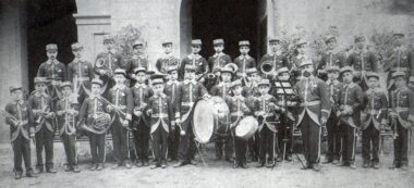 La banda infantil de l'Escola de Música, sota la direcció d'Eusebi Bosch(amb barba a primera fila). Autor: Bressani/Conservatori.