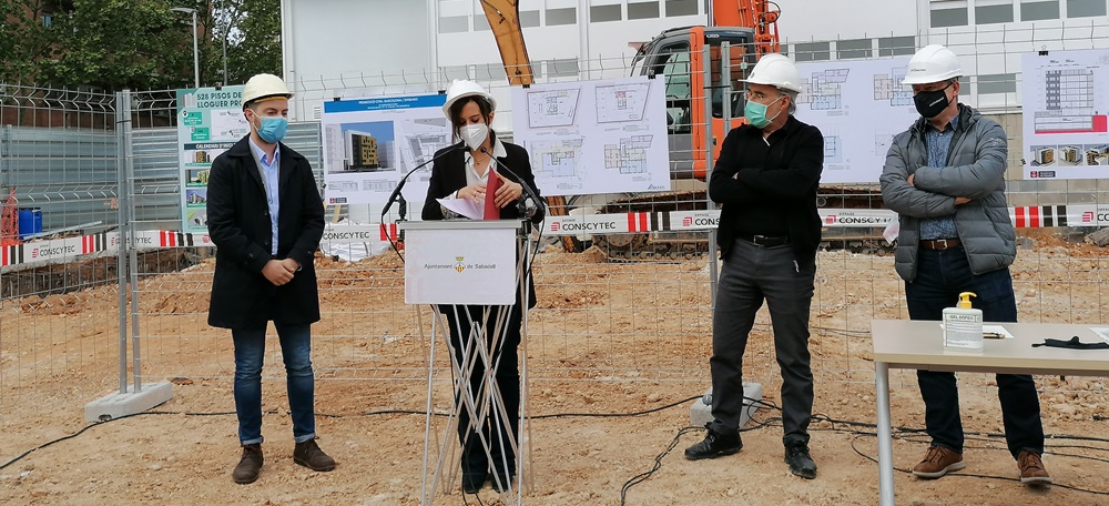 Foto portada: Marta Farrés, Eloi Cortés i els responsables de VIMUSA presenten l'inici de les obres a la promoció de llars socials de la carretera de Barcelona. Autor: Ana Monfà.