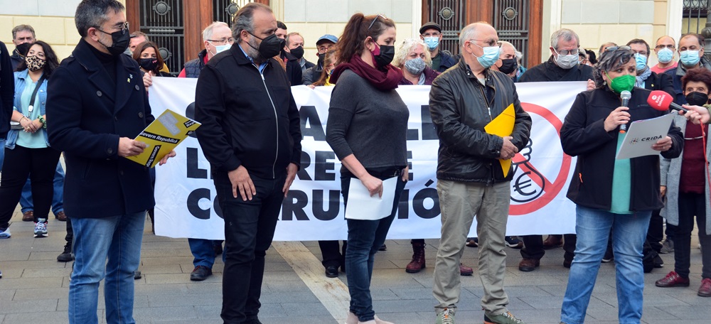 Foto portada: membres de l'acusació popular al cas Mercuri, aquest dijous. Autor: David B.