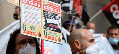 Pla detall d'un cartell dels treballadors de Correus de Sabadell en la protesta davant la seu de l'empresa a Barcelona, el dia 11 de maig de 2021. (Horitzontal)