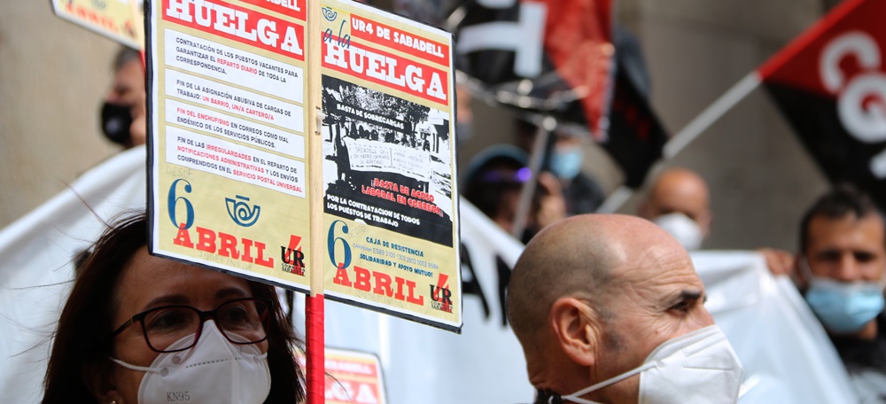 Pla detall d'un cartell dels treballadors de Correus de Sabadell en la protesta davant la seu de l'empresa a Barcelona, el dia 11 de maig de 2021. (Horitzontal)
