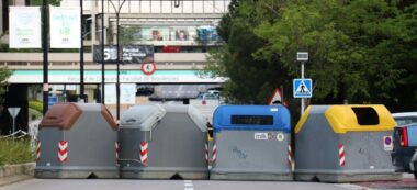 Pla general d'una filera de contenidors barrant el pas a l'Eix Central de la UAB en la jornada de vaga, el 12 de maig de 2021. (Horitzontal)