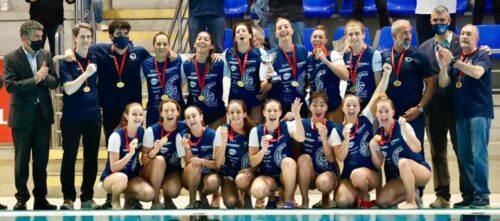 Foto portada: les waterpolistes del CN Sabadell celebrant el títol. Autor: @CN_Sabadell via Twitter.
