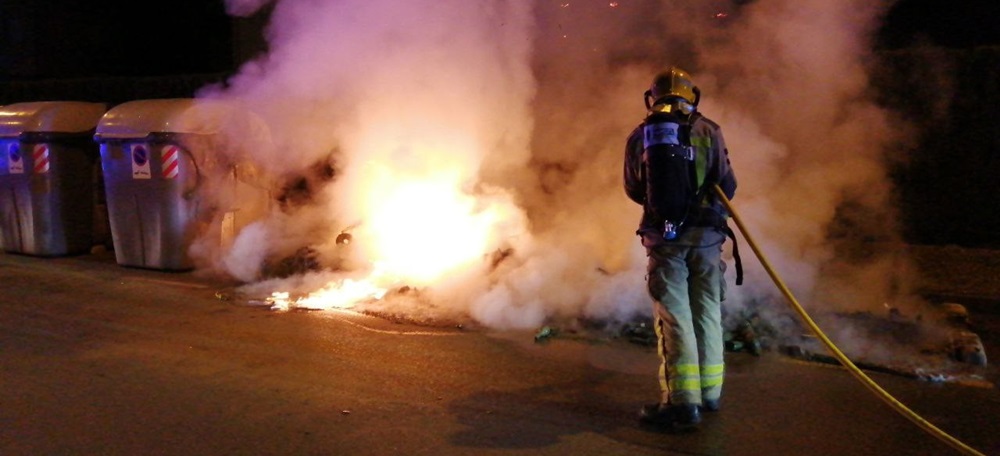 Foto portada: Bombers apagant el foc d'un contenidor. Autor: @Bombers via Twitter.