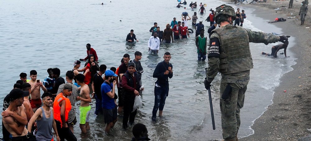 Foto portada: l'Exèrcit, desplegat a la platja de Ceuta per retornar els immigrants. Aquest dimarts 18/5/2021. (Hortzontal)