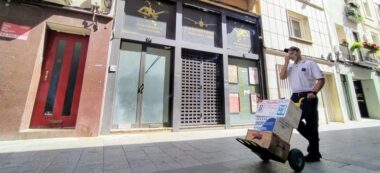 Foto portada: la discoteca Sabadebidoo, al carrer Advocat Cirera, tancada des de l'estiu de 2020 a causa de les restriccions pel coronavirus. Autor: J.d.A.