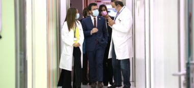 El president de la Generalitat, Pere Aragonès, acompanyat de dos doctors en un passadís del Servei de Salut Mental per a infants i joves de l'Hospital Parc Taulí de Sabadell, el 25 de maig de 2021. (Horitzontal)