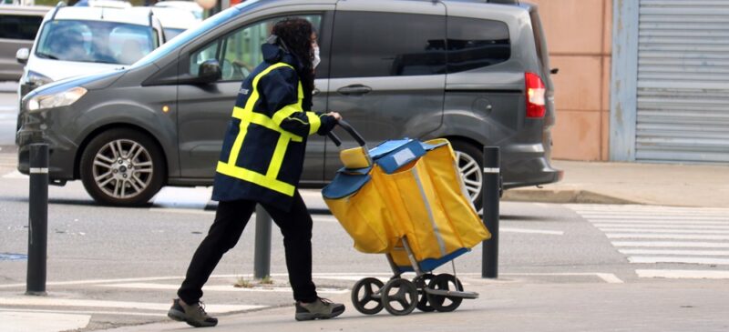 Una repartidora de Correus a Sabadell, el 14 de maig de 2021. (Horitzontal)