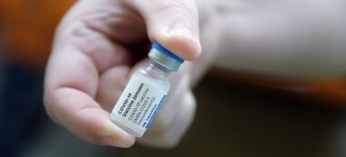 Primer pla d'una mà subjectant un vial de la vacuna de Janssen contra la covid-19. Barcelona, 21 d'abril del 2021. (Horitzontal)
