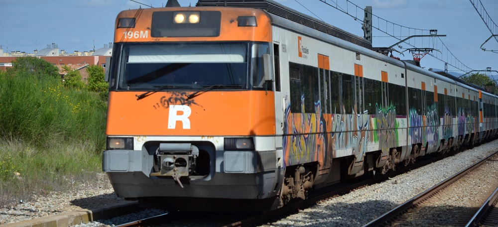 Foto portada: un tren de Rodalies RENFE, passant entre Can Llong i Castellarnau, el maig de 2021. Autor: J.d.A.