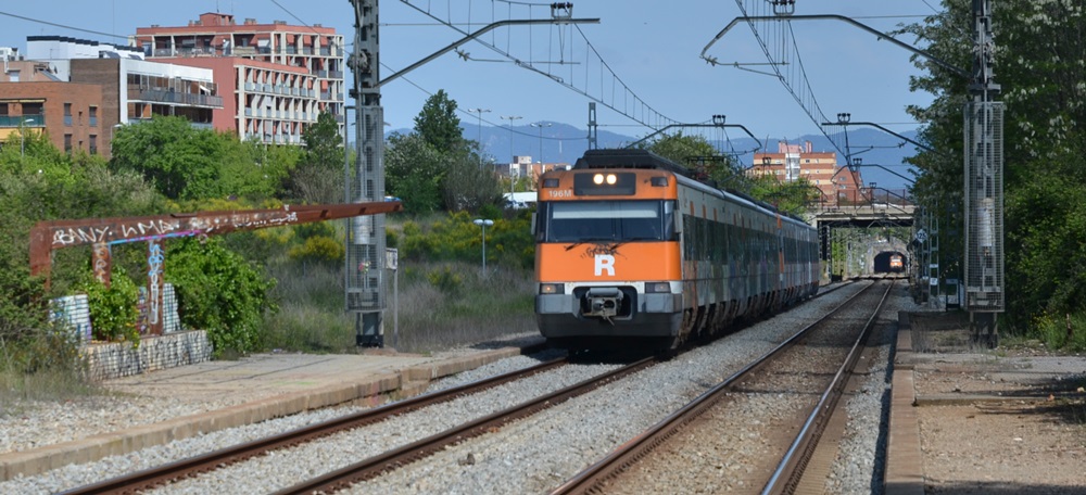 Foto portada: un tren de Rodalies RENFE, passant entre Can Llong i Castellarnau, el maig de 2021. Autor: J.d.A.