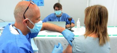 Foto portada: vacunació al centre massiu de la Pista Coberta, el dia 1 de juny de 2021. Autor: David B.