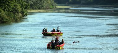 Pla general dels efectius d'emergències en el moment en què han trobat al jove desaparegut al riu Ebre. Foto del 3 de juny de 2021 (Horitzontal).