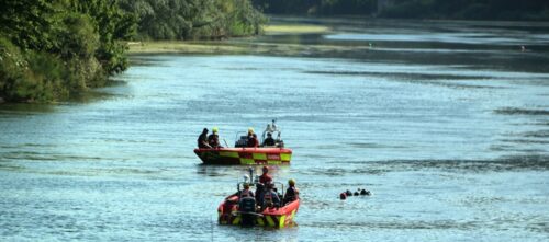 Pla general dels efectius d'emergències en el moment en què han trobat al jove desaparegut al riu Ebre. Foto del 3 de juny de 2021 (Horitzontal).