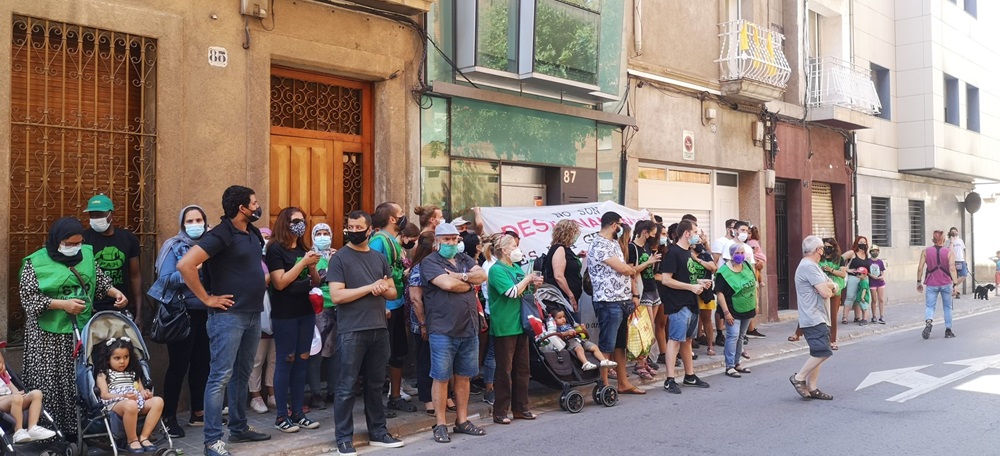 Foto portada: membres de la PAH, a la porta de l'edifici que han ocupat. Autor: PAH via Twitter.