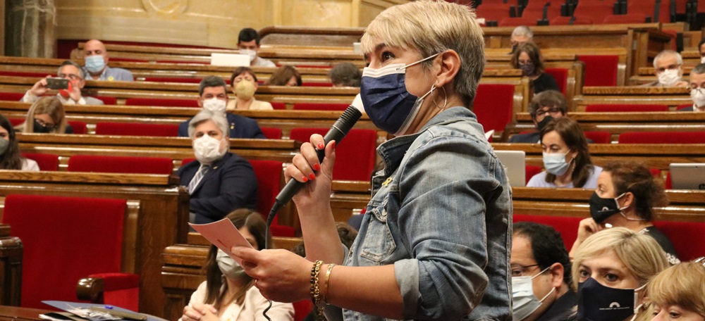 Foto portada: la consellera de Justícia, Lourdes Ciuró, al Parlament. Autor: ACN.