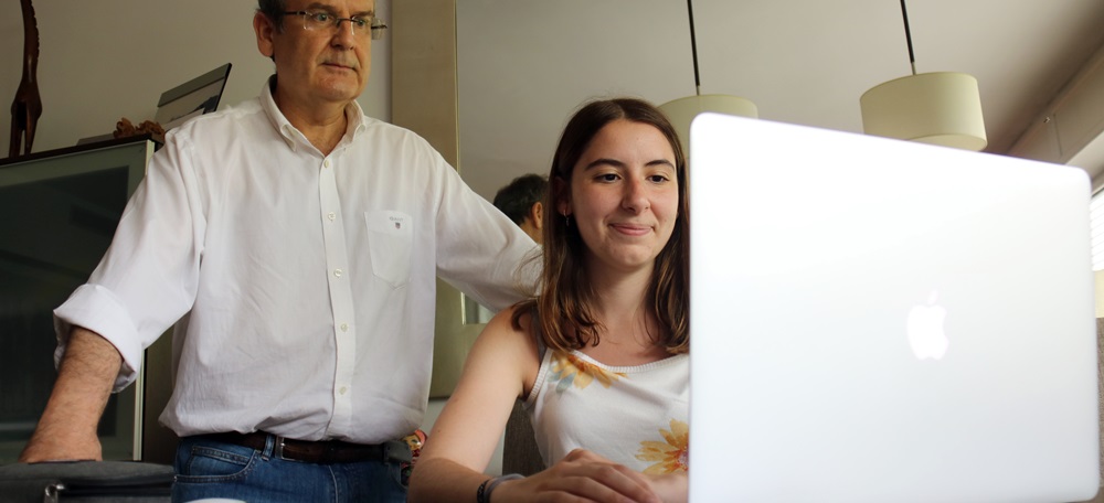 Foto portada: Marcos Solà i la seva filla, Laura Solà, una de les millors notes a les Proves d'Accés a la Universitat del 2021, a casa seva. Autor: ACN.