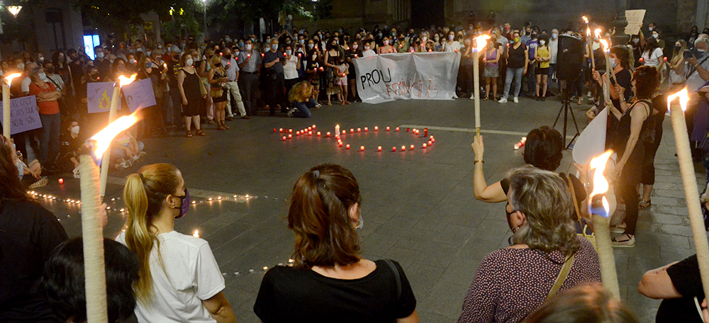 Foto portada: concentració a la plaça Sant Roc, aquest vespre. Autor: David B.