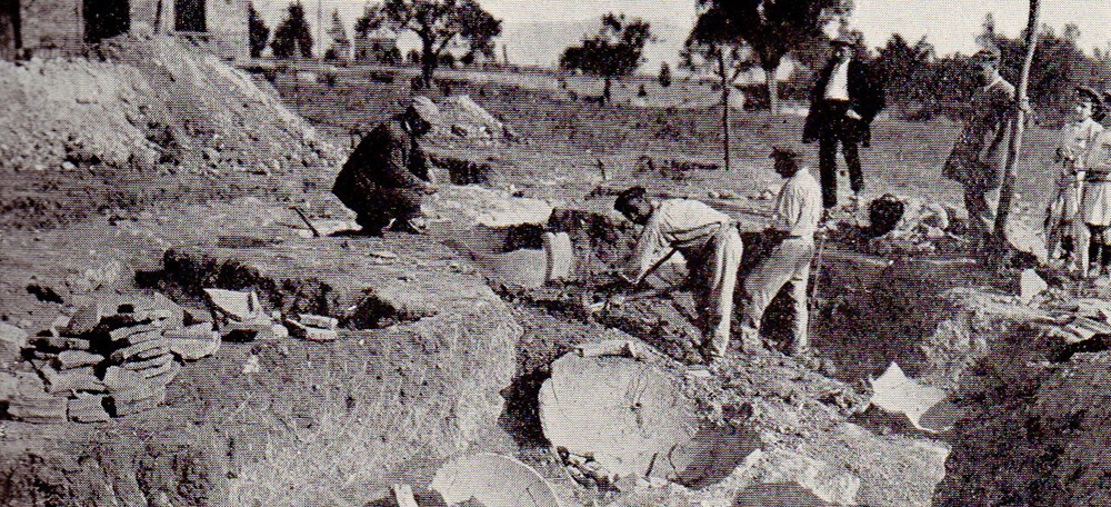 Perspectiva de les excavacions amb els doliums en primer pla (1912)